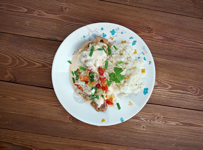 白饭酱王鸡肉蘑菇蔬菜通常都配满了大米饭的炒鸡肉和鲜蘑菇及蔬菜图片
