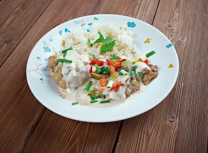 吃鸡肉蘑菇蔬菜通常都配满了大米饭的炒鸡肉和鲜蘑菇及蔬菜用餐一种图片
