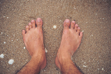沙滩上的脚丫背景图片