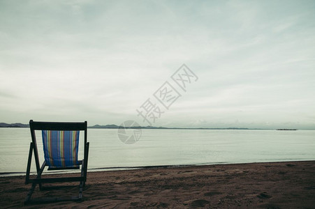 海滩边的沙滩椅图片