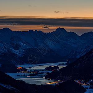夜晚瑞士恩加丁河谷湖的夜景图EngadineValley山云图片