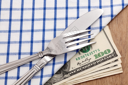 刀具账单用餐桌上于食品商业概念的美元帐单图片