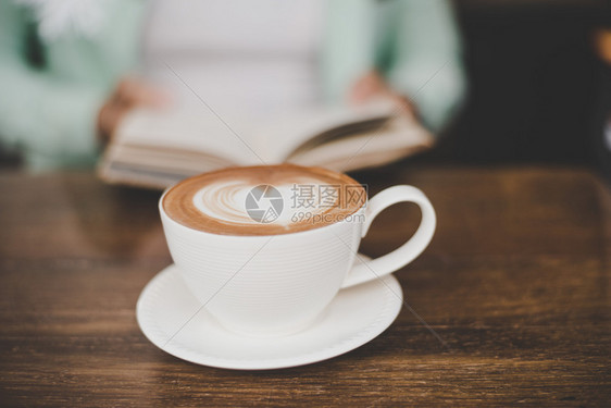 早上喝咖啡看书图片