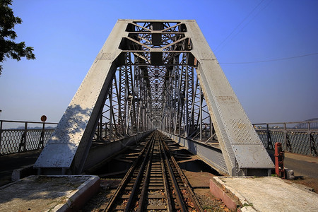 蓝色的跨越河流铁路桥梁城市建造图片