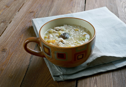 美味的热鸡锅Huehnertopf德国鸡汤配米饭和豌豆食物图片