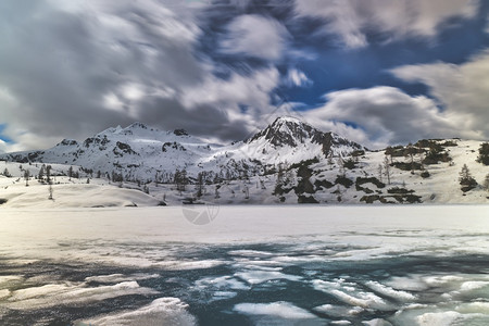 冰冻期间高山湖的冰块纯度解冻自然图片