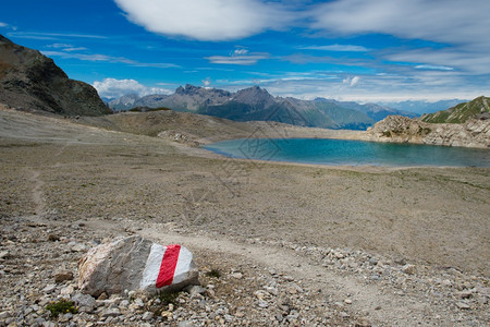 风景红色的向山湖方石头上红标记安全图片