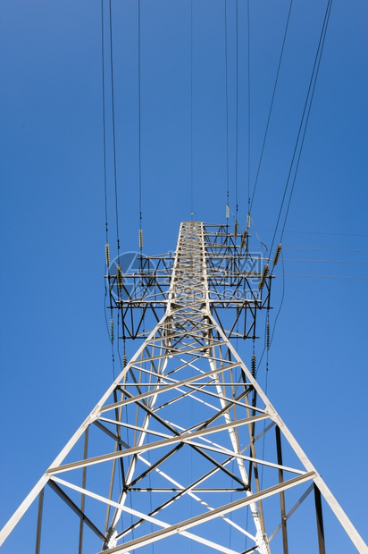 工业的力量电缆塔架上的高压电力线图片