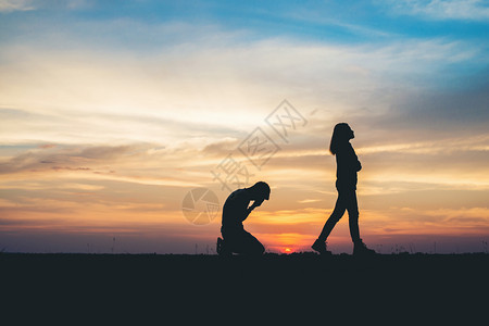 日落时在公路上断了一段关系这感情拒绝男人生气的图片素材