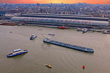 行业运河日落时从荷兰阿姆斯特丹港空中观光镇图片