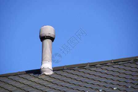 技术通风管道位于住宅楼的屋顶上有通风管道发泄现代的图片