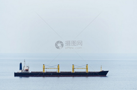 海景黑干货船上航的图片