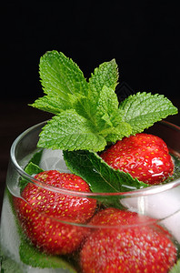 用草莓和墨镜薄荷水刷新夏季饮料玻璃眼镜吃图片