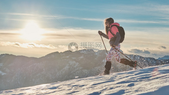 跑肌肉步行在下雪的坡上有个女孩抽筋和长网图片