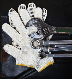 为了使用深金属背景的管道和机械手套用于diy工具和家用设备专题扳手打斗器水管和暗金属背景的机械手套防黑金属背景的机械手套铁水暖图片