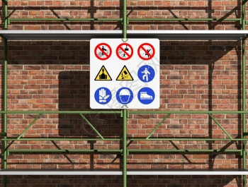 在有安全板标志的砖面前脚手架上老的招牌绿色图片