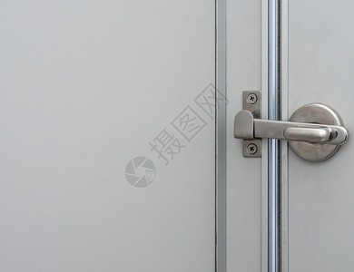 把厕所门锁在公共马桶中的金属锁与复制空间接合现代的防锈装饰品图片