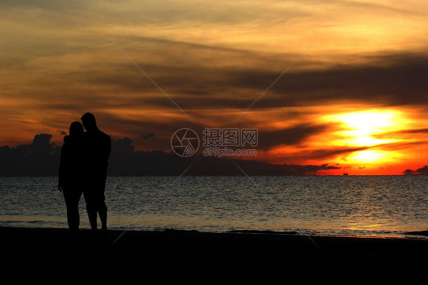 浪漫蜜月情侣的休眠在海滩上行走美丽的日出背景在海滩上夏天门户14爱图片