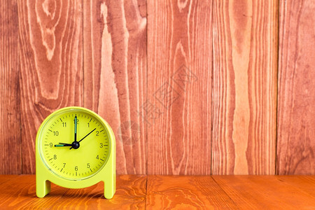 木材背景上的闹钟时文本使用复制空间计时器小数字图片