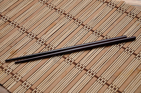 竹子地垫上一对红筷子放厨房图片