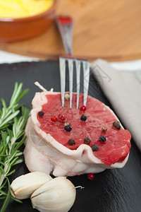 晚餐营养刀带迷迭香的生牛肉图片
