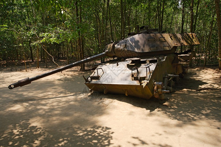 美国人战争一辆在越南楚志隧道附近的丛林中停留着图片