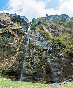 靠近河景观在尼泊尔Tal村附近美丽的小瀑布春天尼泊尔图片