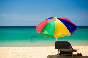 热带夏日沙滩上多彩的海滩伞图片