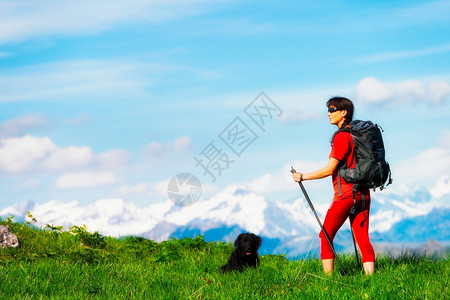 女孩与她的狗一起登山旅行美丽女士友谊图片