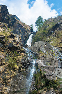 自然户外靠近在尼泊尔Tal村附近美丽的小瀑布春天尼泊尔图片