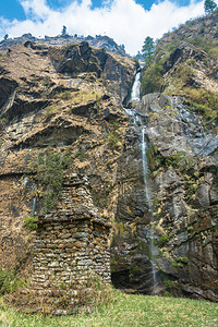 流动的靠近在尼泊尔Tal村附近美丽的小瀑布春天尼泊尔村庄图片