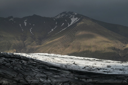 欧洲冰川舌头前的轻光游戏玩雪明亮的图片