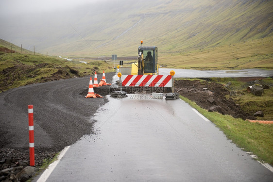 法罗群岛道路建造工地有障标志和挖土机的路段标志和挖掘工地景观阿尔滕堡草图片