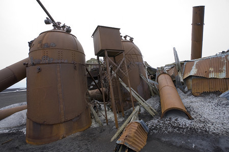 旅行废料南极洲霸权岛一个废弃的旧捕鲸站锅炉残骸的碎渣遗迹图片