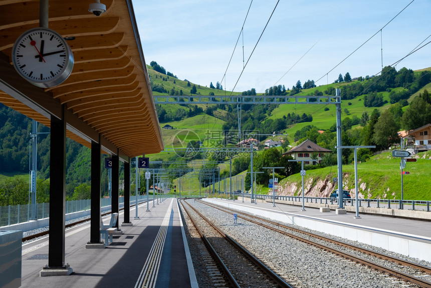 蒙波冯Montbovon村瑞士火车站旅游行图片
