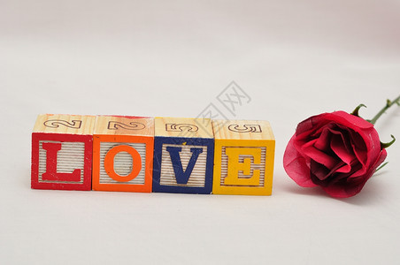 天情人节爱日配有多彩字母块和红玫瑰快乐的庆祝图片
