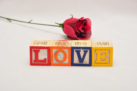 情人节爱日配有多彩字母块和红玫瑰拼写刻字庆典图片