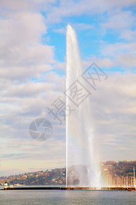 日内瓦喷泉气机drsquoEau在阳光明媚的日子水地标山图片