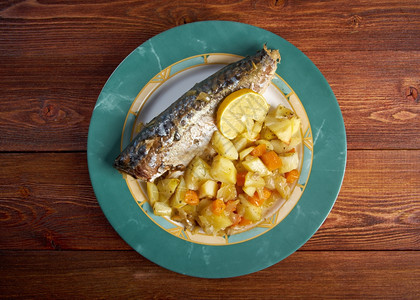 盘子里的烤鱼和配菜图片