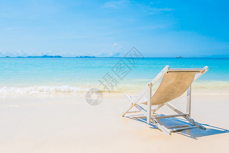 热带沙滩上的椅子图片
