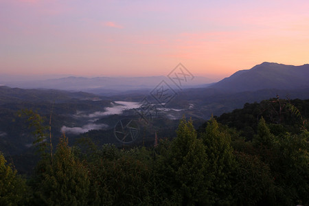 爬坡道风景照片山丘的海雾层陵图片