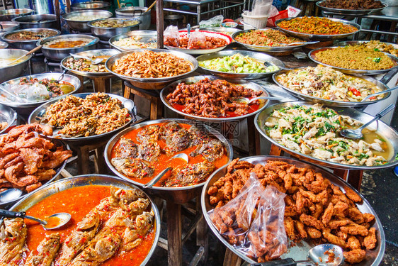 肉蔬菜泰国曼谷街头市场摊位上出售的泰国传统食品盘子泰国曼谷为了图片