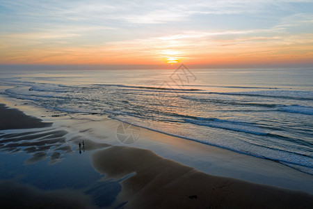 海滩日落时从葡萄牙PraiaValeFigueiras出发太阳普拉亚图片