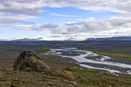 岩石Kjolur高地风景清晰可见霍弗斯乔库尔冰川以及河流经火山灰面的冰河空清除图片