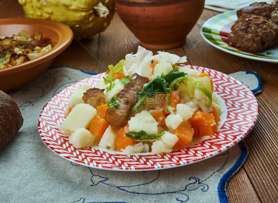 布兰内斯努达红色的放Brannesnuda猪肉和蔬菜炖瑞典自制烹饪传统各种菜类顶视图片