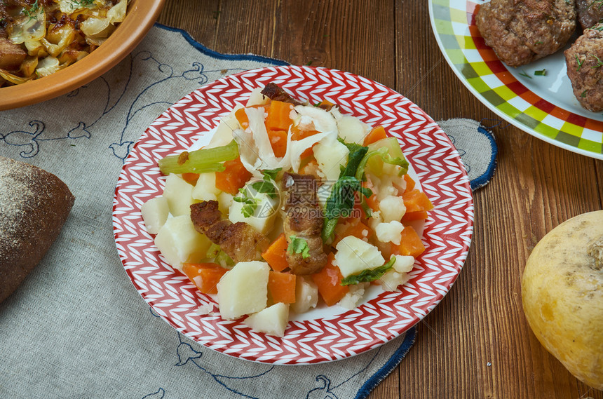 晚餐Brannesnuda猪肉和蔬菜炖瑞典自制烹饪传统各种菜类顶视放盘子图片