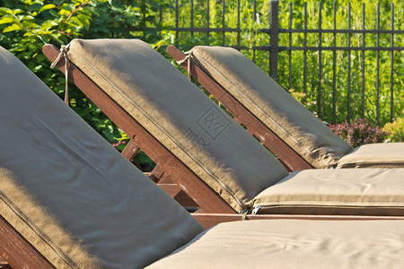 太阳浴椅一排紧闭宁静放松甲板图片