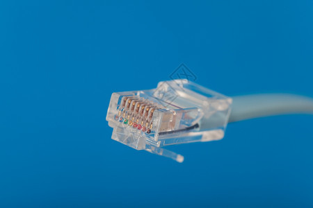 高的插头网络蓝色背景中的RJ45连接器图片