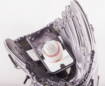 蝙蝠象征屏幕棒球手套水平图像中的智能手机上棒球图片