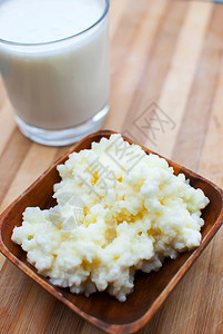 食物有机的以奶和西贝丹蘑菇谷物制成的乳品图片